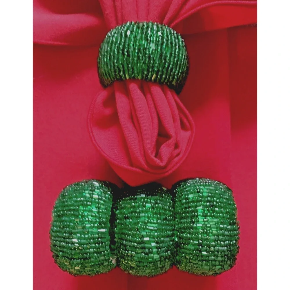 Pier 1 - 4 Green Glass Seed Beads Napkin Rings, Classic Red Cloth Dinner Napkins